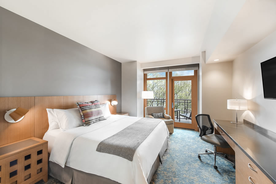 deluxe balcony king room